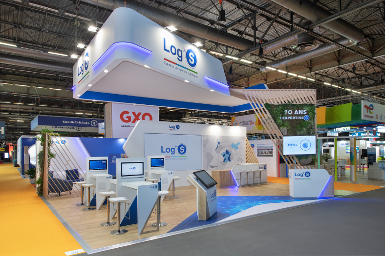 Photo d'un stand sur mesure réalisé par In'Pulsion pour son client Log's, expert en solutions logistiques