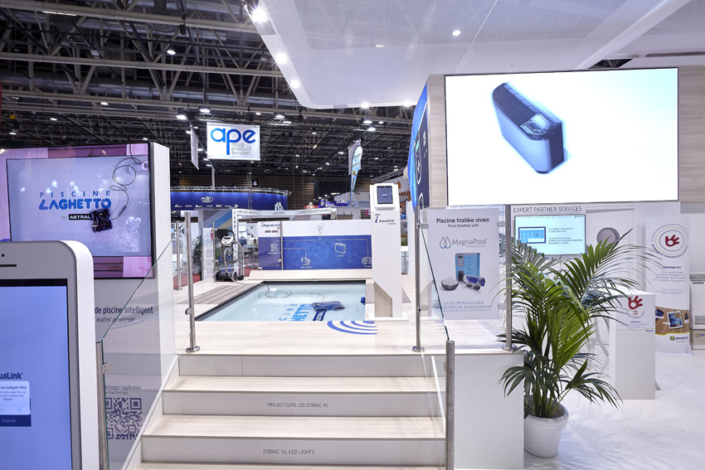 Accès à la zone de démonstration du stand Zodiac réalisé par In'pulsion pour le salon Piscine Global Lyon 2018.