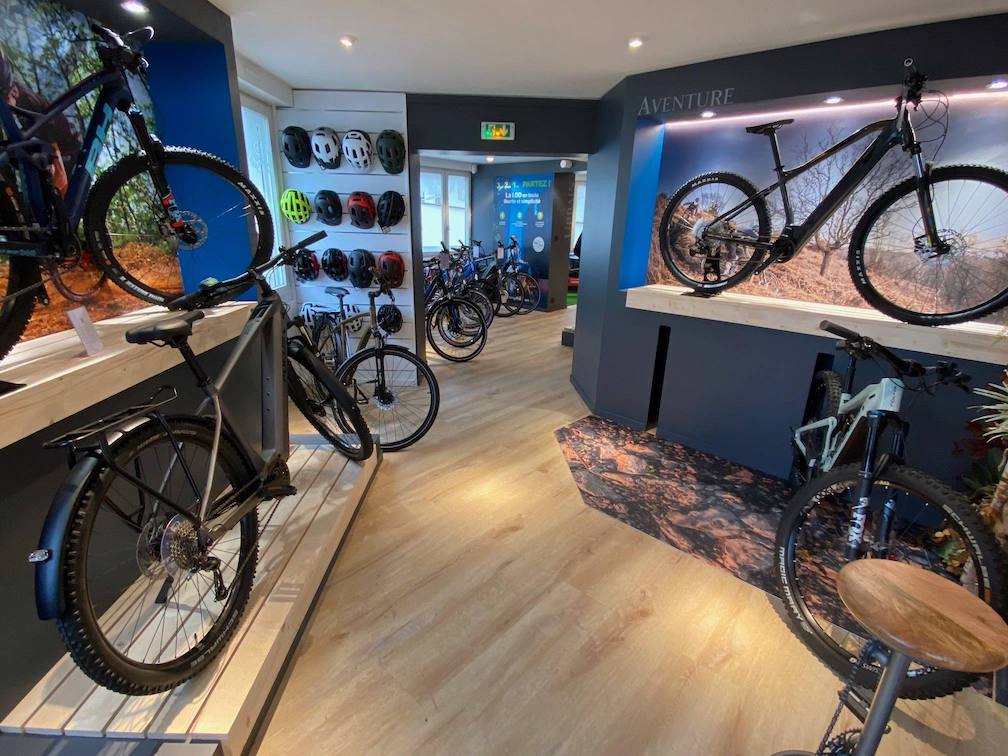 In'Pulsion signe un bel agencement de boutique pour le magasin Cycles Hors Cadre dans les Yvelines