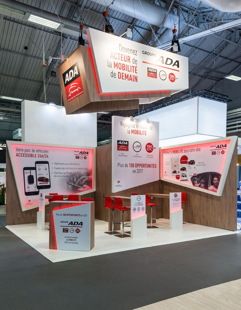 Architecture stand ADA Franchise Expo — enseigne haute visibilité et courbes identitaires In'Pulsion, standiste Franchise Expo
