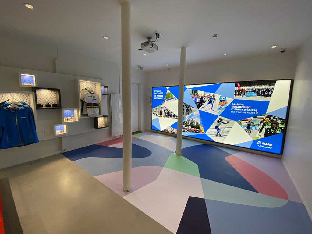 photo de l'intérieur de l'espace de présentation des produits MAPEI, showroom design par In'Pulsion