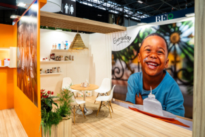 photo d'un stand avec l'image d'un enfant heureux en décoration, standiste SIAL par In'Pulsion