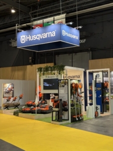 photo du stand d'Husqvarna pour le Salon des Maires 2025, une création In'Pulsion, standiste Paris