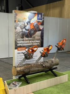 photo de 3 tronçonneuses de la marque Husqvarna, mises en valeur sur le stand salon des Maires imaginé par In'Pulsion
