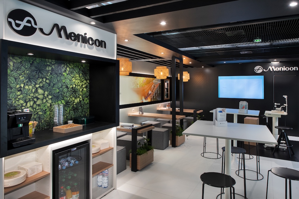 Photo du stand réalisé par le vision In'Pulsion, standiste SFO, pour un Congrès pour la société Menicon